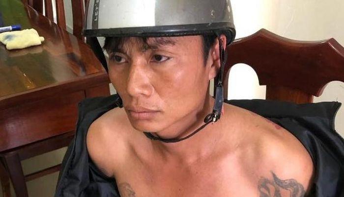 Gã trai hiếp dâm bé gái 10 tuổi trong khuôn viên chùa: Nguyễn Lâm Trường Hận (39 tuổi, không có nơi ở ổn định) đang định đi trộm cắp ở huyện Đơn Dương, tỉnh Lâm Đồng thì phát hiện cháu C. (10 tuổi, học sinh lớp 5) trên đường đi học về nên dụ dỗ để thực hiện hành vi hiếp dâm ngay trong khuôn viên một ngôi chùa thuộc tổ dân phố Lâm Tuyền 2, thị trấn D' Ran, huyện Đơn Dương. Ngày 5/12, Công an huyện Đơn Dương cho biết vừa bắt khẩn cấp Nguyễn Lâm Trường Hận để điều tra về hành vi xâm hại tình dục trẻ dưới 16 tuổi.