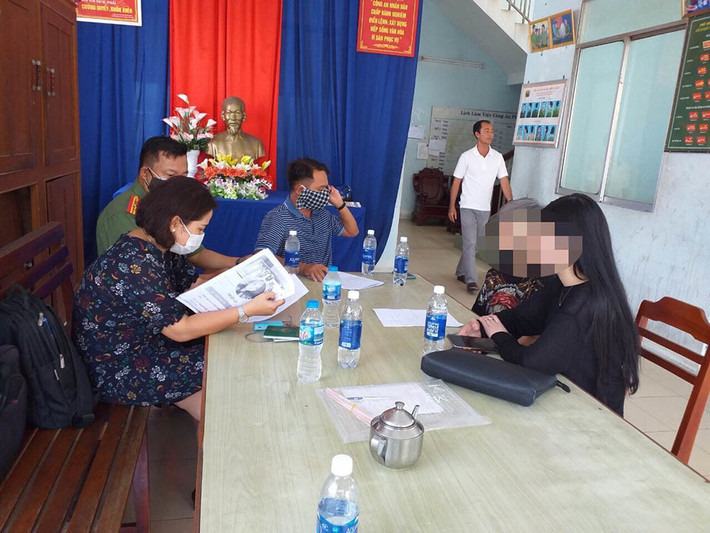 Cô gái đăng tin 'thoát cách ly' khi từ Hàn Quốc về: Ngày 27/2, Công an TP Cần Thơ phối hợp với Sở TT&TT TP tiến hành mời làm việc đối với B.T.Q (24 tuổi, ngụ TP Hải Phòng). Q. là chủ tài khoản Facebook "Nhật Ly". Theo đó, cô gái này đăng tải nội dung: "đã về đến sân bay quốc tế Cần Thơ an toàn, không bị cách ly và hướng dẫn cách khai báo với cơ quan y tế để không bị cách ly...", trên trang Facebook cá nhân gây hoang mang dư luận. (Ảnh: Vietnamnet).