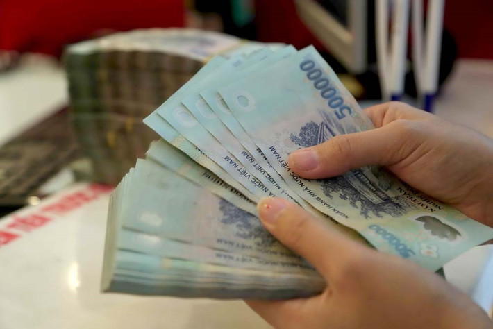 Thời điểm này, Tuấn sống lang bạt, dường như hắn ý thức được việc sớm muộn gì cũng sẽ bị công an truy lùng nên chủ động lẩn trốn. Tuy nhiên, các trinh sát phát hiện Tuấn cho một người quen vay tiền. Tận dụng cơ hội này, các anh dùng kế "điệu hổ ly sơn" và nhanh chóng bắt giữ đối tượng. Ngay cả khi tay đã tra vào còng số 8, Tuấn vẫn tỏ ra rất sửng sốt. Tại cơ quan công an, Tuấn khai, do cần vốn làm ăn, chị S. có vay của gã một khoản tiền lớn. Gần đây, do khó khăn, Tuấn nhiều lần đòi tiền nhưng chị S. khất. Khi nghe tin chị S. "làm ăn" được, mới mua hơn 7 cây vàng làm của "để dành" Tuấn đã rất bực tức.(Ảnh minh họa, nguồn Internet)