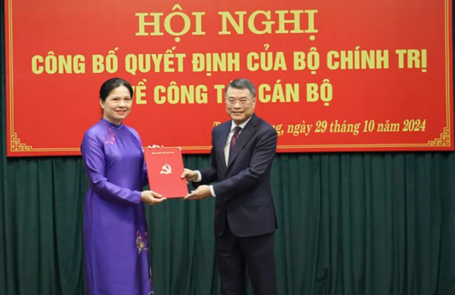Chiều 29/10, tại Hội trường Tỉnh ủy, đồng chí Lê Minh Hưng, Ủy viên Bộ Chính trị, Bí thư Trung ương Đảng, Trưởng Ban Tổ chức Trung ương, thay mặt Bộ Chính trị chủ trì Hội nghị công bố và trao quyết định của Bộ Chính trị về việc điều động, chỉ định đồng chí Hà Thị Nga, Ủy viên BCH Trung ương Đảng giữ chức vụ Bí thư Tỉnh ủy Tuyên Quang nhiệm kỳ 2020 - 2025. 