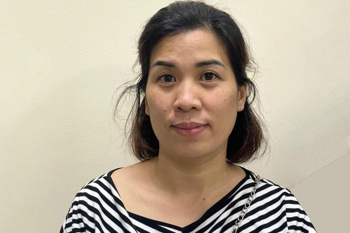 Nữ kế toán làm giả giấy đi đường: Chiều 17/9, Công an quận Bắc Từ Liêm, Hà Nội đã khởi tố Nguyễn Thị Thu Hồng (38 tuổi, người địa phương) về tội Làm giả tài liệu. Hồng tổ chức đưa người từ Hà Nội về Nghệ An và làm giả giấy đi đường cho họ với chi phí 1 triệu đồng/người. Được biết, Hồng làm kế toán cho một công ty vận tải.