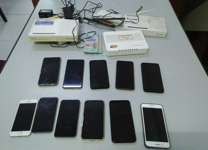 Triệt phá đường dây cá độ 200 tỷ đồng giữa mùa dịch: Ngày 17/9, Công an tỉnh Hưng Yên cho biết vừa triệt phá một đường dây cờ bạc bằng hình thức cá độ bóng đá và mua bán số đề với quy mô cực lớn. Chỉ trong tháng 7/2021 và tháng 8/2021, cơ quan điều tra xác định số tiền giao dịch của đường dây cờ bạc này đã lên tới khoảng 200 tỷ đồng.