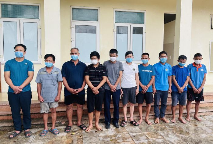 Bắt "ổ nhóm" đánh bạc dưới hình thức chơi "3 cây": Ngày 17/9, Công an huyện Triệu Sơn (Thanh Hóa) cho biết, vừa triệt phá ổ nhóm đánh bạc dưới hình thức "3 cây" tại nhà Lê Như Tháp (SN 1955, ở huyện Triệu Sơn). Tại chỗ, Công an đã bắt quả tang 7 đối tượng, thu giữ 30 triệu đồng cùng nhiều tang vật khác có liên quan.