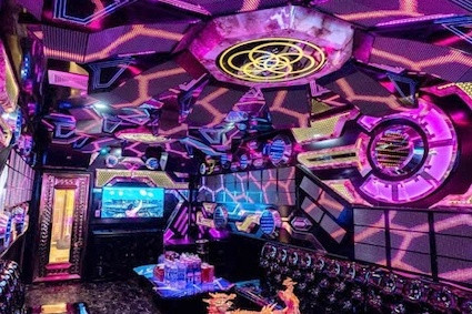  Thiếu nữ tử vong sau khi vào quán karaoke: Sau hơn 6 giờ đồng hồ ở trong quán karaoke Thanh Thảo ở xã Quyết Thắng, TP Hải Dương, nhóm bạn phát hiện Đặng Thị Kim C. (SN 2003, ở huyện Châu Phú, An Giang) bất tỉnh nên đưa đi cấp cứu nhưng nạn nhân đã tử vong. Ngày 17/6, Công an TP Hải Dương cho biết đang điều tra, làm rõ. (Ảnh minh họa) 