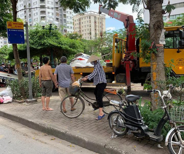 Chiều cùng ngày, trao đổi với PV Báo Tri thức và Cuộc sống, vị chỉ huy Đội CSGT đường bộ số 14 (Phòng CSGT Hà Nội) cho biết, sau khi nhận được thông tin trên đã cử cán bộ tới hiện trường phối hợp đưa chiếc xe lên bờ, và phân luồng đảm bảo giao thông qua khu vực.