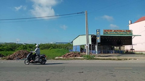 Nghi ngáo đá, tự dùng dao cắt cổ tử vong: Đêm 30/5, một thanh niên dáng cao, da ngăm, đen (gần 30 tuổi) đi bộ đến gần khu công nghiệp Hòa Bình ( xã Nhị Thành, huyện Thủ Thừa, Long An) đã rút con dao nhọn ở túi quần ra, cắt nhiều lần vào cổ của mình. Sau đó, thanh niên này đã được người dân đưa đi cấp cứu, tuy nhiên do mất máu nên người này đã tử vong.