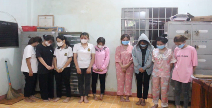 9 cô gái hỗn chiến vì "tranh giành"... một chàng trai: Do thiếu nữ 16 tuổi ngụ thị xã Phước Long và cô gái 19 tuổi ngụ huyện Phú Riềng, tỉnh Bình Phước cùng yêu một thanh niên nên đã hẹn nhau để giải quyết. Ngày 23/5, hai nhóm đi ô tô đến xã Long Hưng (huyện Phú Riềng) rồi lao vào hỗn chiến. Trong lúc hỗn chiến, P.T.V.A (19 tuổi) đã bị nhóm đối phương gây thương tích nặng. Ngày 31/5, Công an huyện Phú Riềng, tỉnh Bình Phước cho biết đang điều tra, làm rõ.
