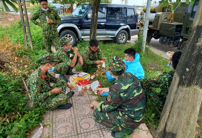 Phút nghỉ ngơi của các cán bộ, chiến sỹ làm nhiệm vụ khử khuẩn ngõ ngách 4 huyện Bắc Giang.