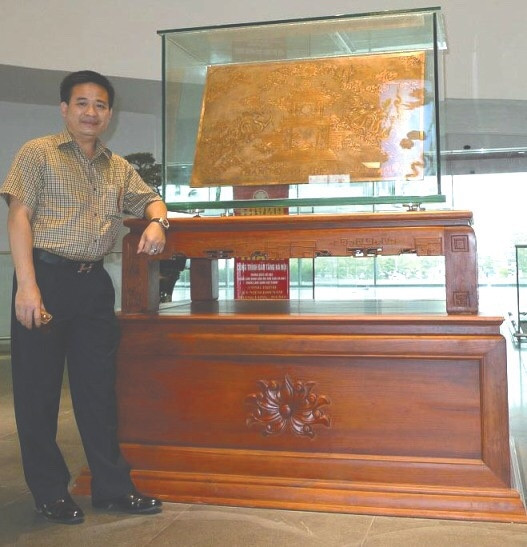 Ông Vũ Mạnh Hải, sinh năm 1961. Quê quán: Xã Thụy Dân, huyện Thụy Anh, tỉnh Thái Bình. Nơi ở hiện nay: Số 66 phố Lương Yên, phường Bạch Đằng, quận Hai Bà Trưng, TP.Hà Nội. Ông là nghệ nhân bậc cao mỹ nghệ kim hoàn, trình độ giáo dục phổ thông 10/10 bổ túc. Hiện đảm giữ chức vụ Chủ tịch Hội nghệ nhân, thợ giỏi TP.Hà Nội.