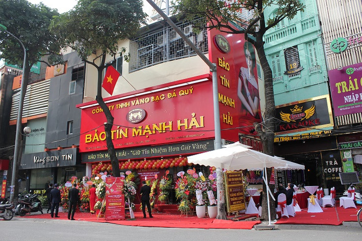 Bảo Tín Mạnh Hải tiền thân là một cửa hàng kinh doanh vàng bạc đá quý tại địa chỉ 39 Nguyễn Trãi, Thanh Xuân, Hà Nội từ năm 1992. Hiện tại, ông Vũ Mạnh Hải là Chủ tịch Hội đồng thành viên Công ty Vàng bạc đá quý Bảo Tín Mạnh Hải. Trước đây, ông Vũ Mạnh Hải cũng được nhắc đến nhiều vào năm 2018, khi con trai của ông là Vũ Hùng Sơn (SN 1984) trở thành tâm điểm dư luận khi dù còn trẻ nhưng đã được tiếp nhận về làm Phó Chánh văn phòng Ban chỉ đạo quốc gia chống buôn lậu, gian lận thương mại và hàng giả (Ban Chỉ đạo 389)...