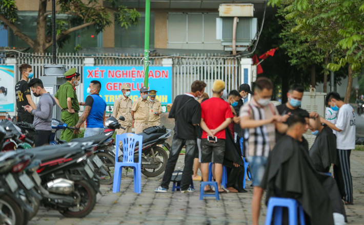 Khi được lực lượng chức năng nhắc nhở thì nhiều người cũng đã tự giác thu dọn cũng như không tụ tập đông người.