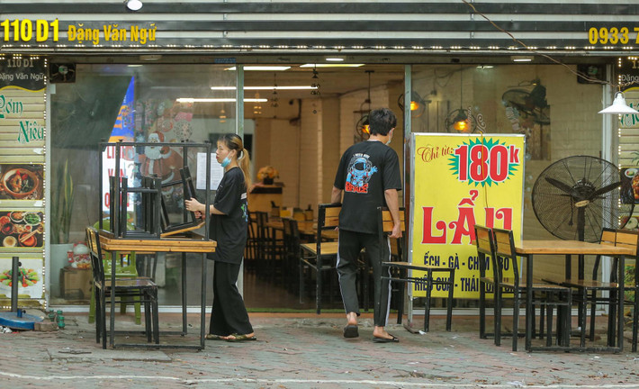 Bên cạnh đó, nhiều hàng quán thực hiện đúng chỉ thị của TP Hà Nội, quét dọn hành lang vỉa hè, thu dọn bàn ghế vào khu vực bên trong quán.