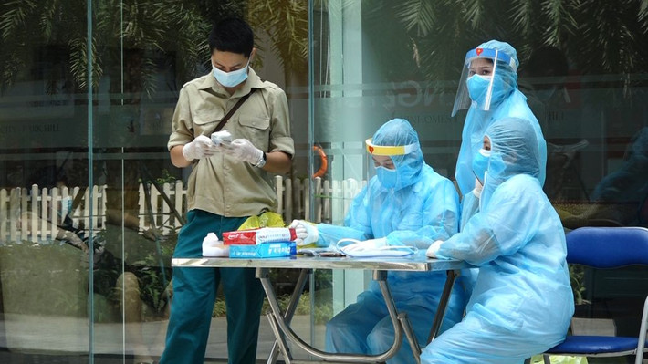 Ông Trương Quang Việt, Phó giám đốc phụ trách CDC Hà Nội, cho biết: "Trong 6 người F1, có 3 người thân trong gia đình gồm vợ và các con. Ba người còn lại là đồng nghiệp cũng người Ấn Độ, đã được đưa đi cách ly y tế. Còn gia đình của bệnh nhân thì cách ly ở nhà do anh này có con nhỏ"..