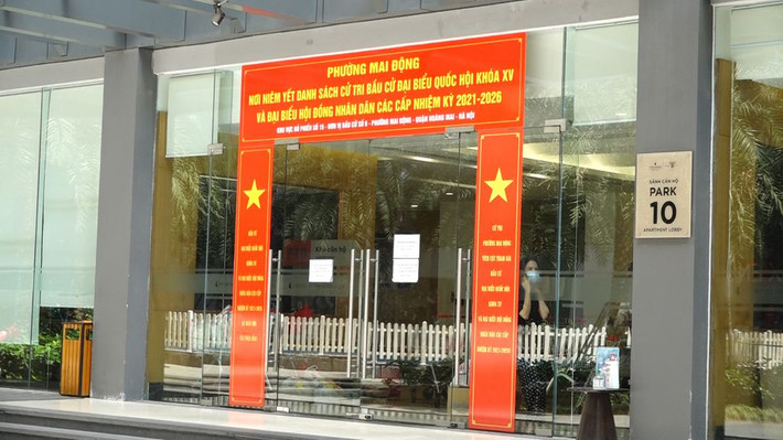 Người dân sống tại tầng 24 Park 10 Times City được yêu cầu ở yên trong nhà, chờ hướng dẫn về dịch tễ. Theo Lãnh đạo Trung tâm Kiểm soát bệnh tật (CDC) Hà Nội, đơn vị đã hoàn thành lấy mẫu xét nghiệm 41 người sống tại tầng này.