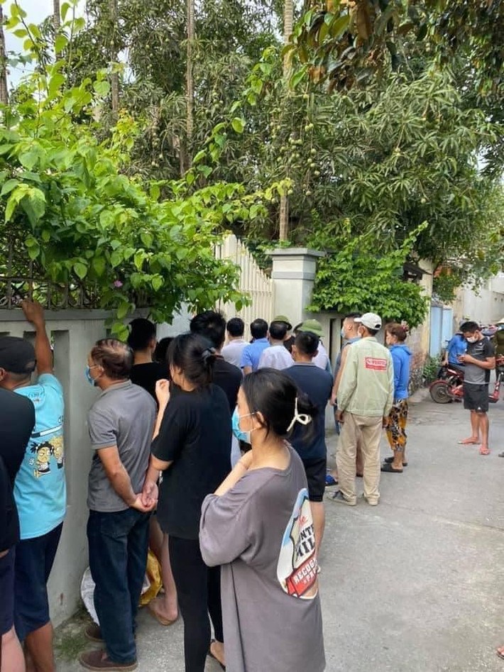 Theo thông tin ban đầu, vụ con trai nghi ngáo đá cắt cổ mẹ đẻ tử vong xảy ra vào khoảng gần 14h chiều 4/5, tại số nhà 20/28 Nguyễn Hữu Cảnh, thôn Trường Sơn, phường Quảng Thịnh, TP Thanh Hóa.