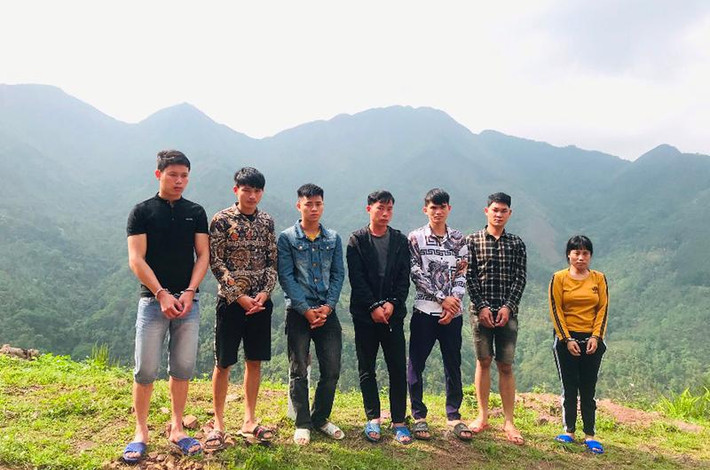 Nhóm đối tượng tổ chức đưa người xuất cảnh trái phép: Ngày 30/3, tại xã Đồng Tâm,huyện Bình Liêu (Quảng Ninh) trong khi làm nhiệm vụ, công an huyện Bình Liêu phát hiện, bắt giữ 10 người đang trên đường xuất cảnh trái phép sang Trung Quốc. Tại cơ quan công an, các đối tượng đã thừa nhận hành vi để thu lợi bất chính. Trong đó, Tằng A Nhì (SN 1993 trú xã Đồng Tâm) được Nguyễn Thị Vui (SN 1983, trú Thái Nguyên) trực tiếp liên hệ thuê đưa người xuất cảnh trái phép.