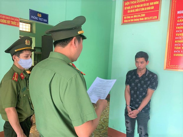 Tổ chức đưa 9 người nước ngoài nhập cảnh trái phép: Nguyễn Thành Lâm (SN 1995, ngụ huyện Thanh Trì, Hà Nội) được một người Việt Nam liên hệ thuê đón 9 người nước ngoài vừa nhập cảnh trái phép vào Việt Nam để đưa vào Quảng Trị. Lâm đã nhận được số tiền 25 triệu đồng từ một đối tượng khác. Ngày 13/4, Công an tỉnh Quảng Bình đã bắt tạm giam Lâm để điều tra.