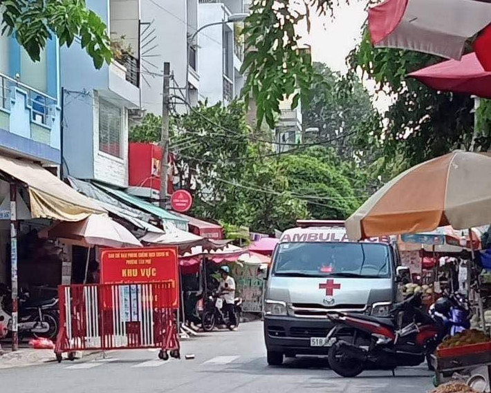 Người đàn ông Nhật Bản chết bất thường trong căn nhà ở TP.HCM: Ngày 15/6, Công an TP.HCM đang phối hợp cùng Công an quận 7 điều tra về cái chết của một người đàn ông nước ngoài vừa phát hiện tại một căn nhà ở đường số 1, phường Tân Phú, quận 7. Bước đầu xác định, người tử vong có quốc tịch Nhật Bản, sống một mình ở căn nhà trên.