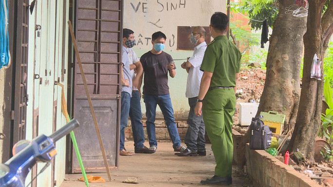 Mẹ tử vong bất thường bên cạnh con trai 1 tuổi: Sáng 15/6, một người sống cùng dãy trọ với chị Nguyễn Thị T. (SN 1985, ngụ huyện Krông Năng, tỉnh Đắk Lắk) ở TP Buôn Ma Thuột, tỉnh Đắk Lắk thấy cháu Nguyễn Thành C. (SN 2020, con trai chị T.) bò ra trước cửa phòng gào khóc. Khi người này chạy tới kiểm tra thì phát hiện cháu C. sùi bọt mép, da tím tái. Nhìn vào trong phòng trọ, người này tá hỏa phát hiện chị T. đã tử vong giữa nền nhà, miệng sùi bọt mép.