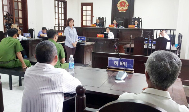 42 tháng tù cho nữ tài xế say xỉn gây tai nạn giao thông: Ngày 17/6/2019, TAND quận Bình Thạnh, TP HCM đã tuyên phạt 3 năm 6 tháng tù giam đối với bà Nguyễn Thị Nga (SN 1972, ngụ quận 12) về tội "vi phạm quy định về tham gia giao thông đường bộ". Trước đó, đêm 21/10/2018, bà Nga điều khiển ô tô BMW từ nhà hàng của mình ở quận 3 về nhà ở quận 12, sau khi uống rượu bia từ 8h cùng ngày. Khi đến vòng xoay ngã tư Hàng Xanh, ôtô của bà Nga đâm vào 5 xe máy dừng đèn đỏ phía trước. Cơ quan chức năng cho biết, nồng độ cồn trong cơ thể bà Nga vượt mức cho phép, lên đến 0,94 mg/l khí thở.