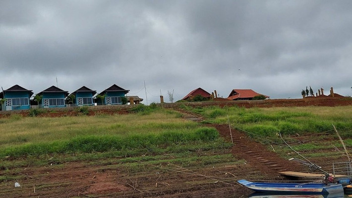 Tại đây, Hoàn đã xây dựng nhà tôn, nhà sàn, nhà vệ sinh, phòng ngủ, nhà bếp (đất phi nông nghiệp) với tổng diện tích 773 m2. Diện tích còn lại, người này trồng cây ăn trái, cây cảnh quan, hoa cảnh (đất nông nghiệp khác).