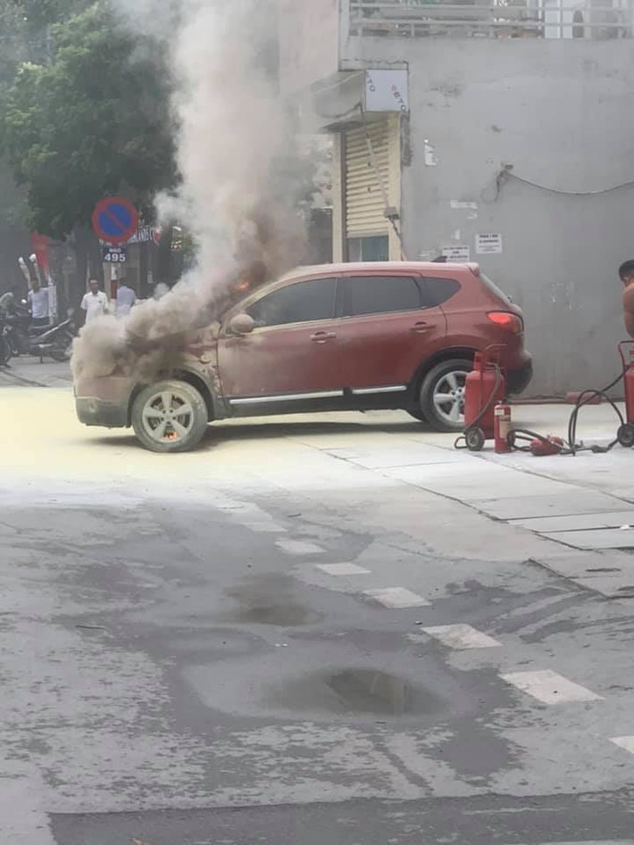 Trao đổi với PV, một cán bộ Đội Cảnh sát PCCC&CNCH quận Thanh Xuân cho biết, ngay sau khi nhận được tin báo, đơn vị đã huy động 2 xe chữa cháy cùng cán bộ chiến sĩ đến hiện trường dập lửa.