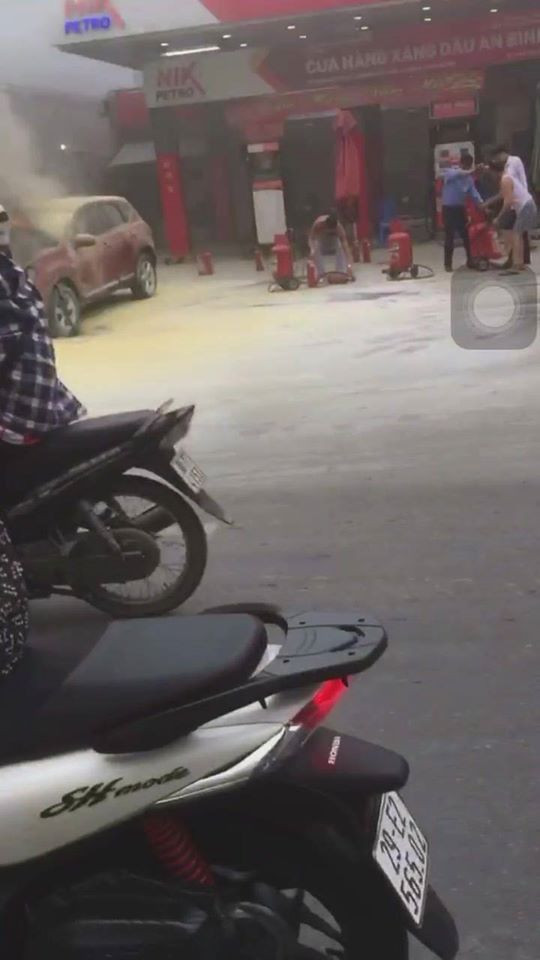Hiện vụ ô tô bốc cháy dữ dội đang được cơ quan chức năng điều tra, làm rõ.