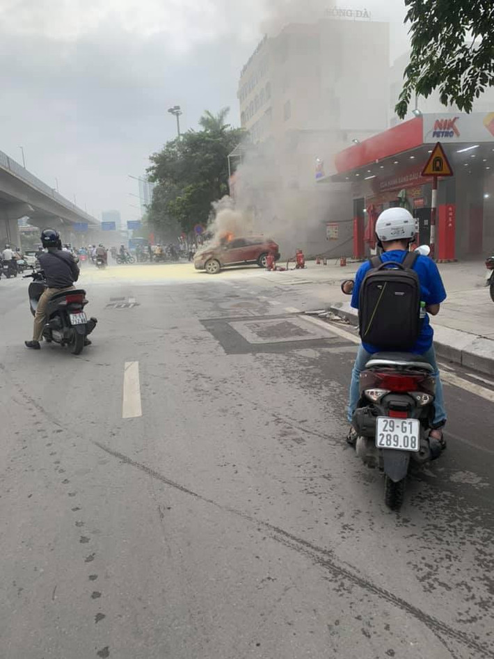 Khi vừa đổ xăng đi ra ngoài được vài mét thì chiếc xe bốc cháy phía động cơ. Nhân viên cửa hàng xăng dầu dùng bình cứu hỏa để dập lửa đồng thời thông báo cơ quan chức năng.