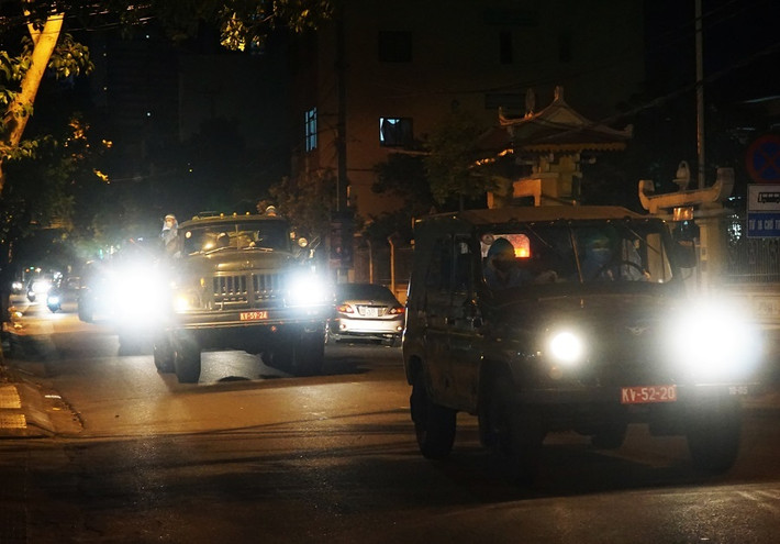 Tiểu đoàn hóa học Quân khu 5 triển khai lực lượng và phương tiện để tiêu độc, khử trùng nhiều khu vực bên trong BV C và BV Đà Nẵng