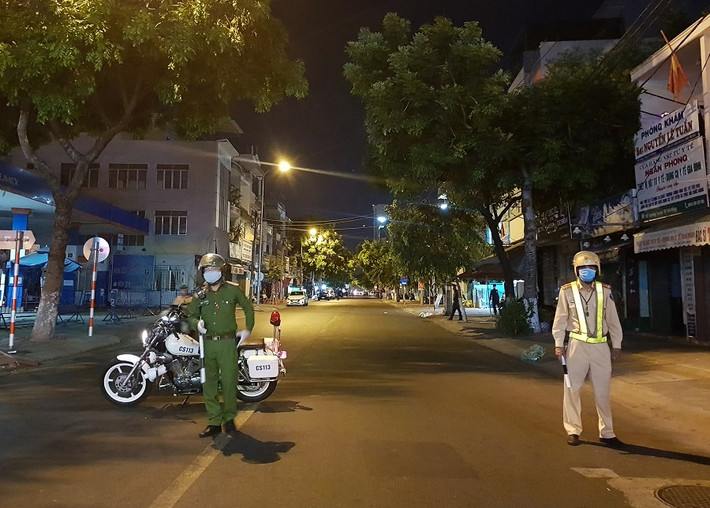 Phía bên ngoài lực lượng chức năng phong tỏa 2 tuyến đường bên cạnh bệnh viện