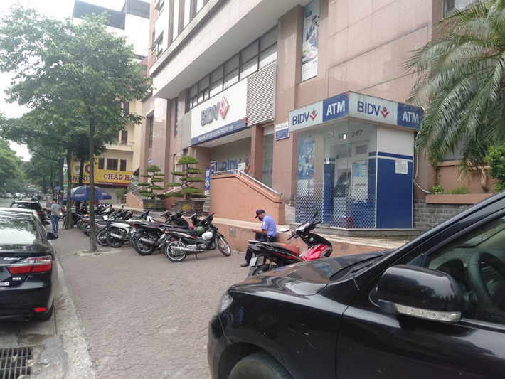 Theo ngân hàng tại BIDV Chi nhánh Ngọc Khánh cho biết, chưa có con số cụ thể về thiệt hại, song theo ước tính, 2 tên cướp đã lấy đi vài trăm triệu đồng.
