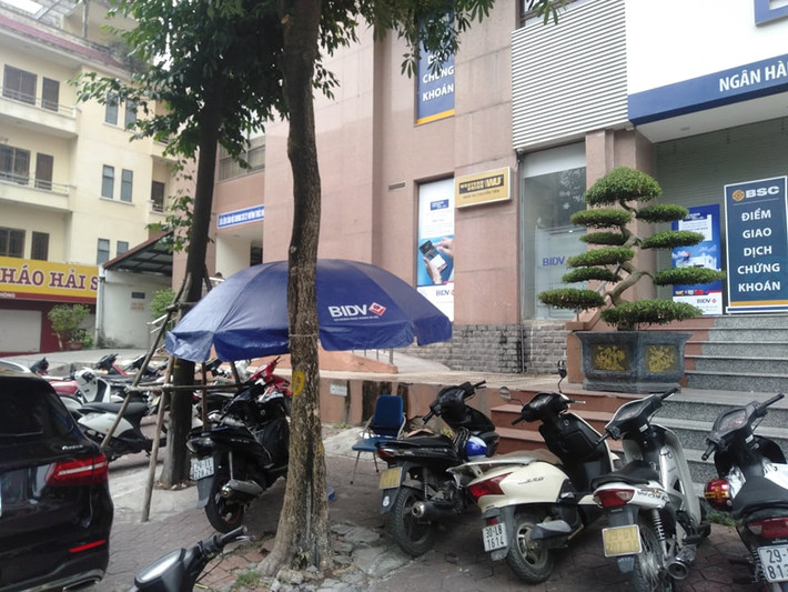 Khi sự việc xảy ra, Chi nhánh đã nhanh chóng thông báo với Công an phường Láng Hạ, bảo đảm an toàn cho khách hàng và giao dịch viên. Theo chi nhánh thống kê, số tiền thiệt hại ban đầu khoảng vài trăm triệu đồng.