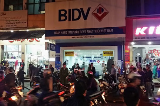 Cướp ngân hàng BIDV tại Huế: Do chơi cá độ bóng đá dẫn đến thua nợ với số tiền trên 800 triệu đồng của nhiều người nên đối tượng Nguyễn Hoàng Tâm (29 tuổi, quê quán thôn Xuân Phong, xã Đức Minh, huyện Đắk Mil, tỉnh Đắk Nông) nảy sinh ý định cướp tài sản để có tiền trả nợ.