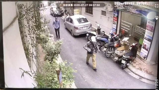 Đối tượng thứ hai: Nam giới, cao khoảng 1m72 - 1m75, dáng người gầy, mặc áo chống nắng dài tay màu ghi, quần dài vải tối màu, đeo găng tay màu trắng, khẩu trang vải màu trắng, đội mũ bảo hiểm kiểu lưỡi trai tối màu, đi giầy kiểu thể thao, nói giọng miền Bắc.