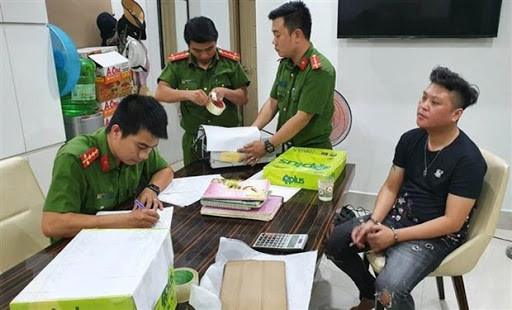 Nghĩa khai đã thuê Nguyễn Long (32 tuổi, trú Đà Nẵng) làm quản lý tài khoản tổng và tạo các tài khoản con để cấp cho các đại lý.