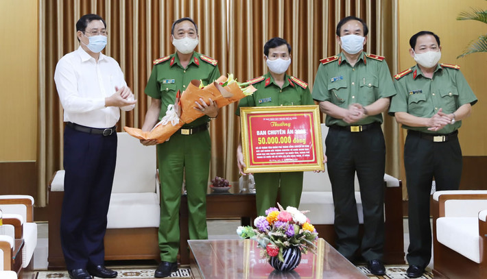 Ngày 27/7, ông Huỳnh Đức Thơ, Chủ tịch UBND TP Đà Nẵng đã thưởng nóng Công an thành phố 50 triệu đồng vì có thành tích xuất sắc trong việc triệt phá đường dây đường dây cá độ hơn 32 triệu USD.