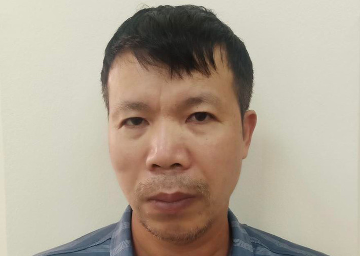 Khởi tố 'ứng viên' đi xin việc xách trộm máy tính của công ty: Đào Văn Toàn (SN 1973, trú quận Đống Đa, Hà Nội) đến văn phòng ở ngõ 193 Trung Kính, quận Cầu Giấy để xin việc. Vào tầng 1 không có ai, đối tượng đi tiếp lên tầng 3, vào một phòng làm việc và thấy bên trong không có ai, nên đã lấy trộm 1 chiếc máy tính xách tay nhãn hiệu HP, 1 chiếc túi da và 1 phong bì có 57 triệu đồng tiền mặt. Ngày 27/8, Công an quận Cầu Giấy cho biết đã khởi tố bị can đối với Đào Văn Toàn.
