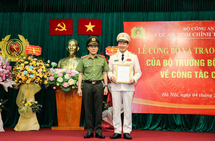 Tại buổi lễ, Ban tổ chức đã công bố Quyết định của Bộ trưởng Bộ Công an về việc nghỉ công tác chờ hưởng chế độ hưu trí đối với Trung tướng Đặng Ngọc Tuyến - Cục trưởng Cục An ninh chính trị nội bộ, từ ngày 1/7/2022; Quyết định điều động Thiếu tướng Vũ Hồng Văn - Giám đốc Công an tỉnh Đồng Nai đến nhận công tác và giữ chức vụ Cục trưởng Cục An ninh chính trị nội bộ từ ngày 1/7/2022.