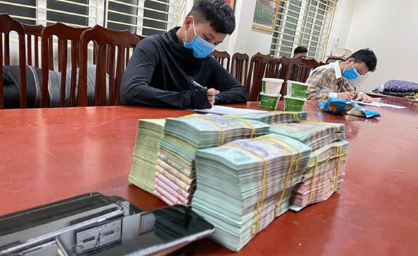 Mới đây, Công an quận Nam Từ Liêm (Hà Nội) cho biết đã khởi tố vụ án tổ chức đánh bạc, đánh bạc và đưa hoặc sử dụng trái phép thông tin mạng máy tính, mạng viễn thông”; đồng thời khởi tố bị can, bắt tạm giam 10 bị can liên quan.