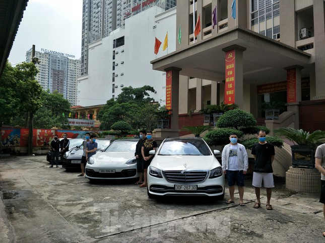 Trường đã thuê thêm 4 người cùng quê, hàng ngày hướng dẫn các đối tượng trên cắm các sim 0 đồng vào các khay đọc thẻ, kết nối với máy chủ của Thành, nạp tiền game tùy theo hạn mức từ 500.000 đến 1 triệu đồng; tổng hạn mức thẻ được nạp vào là từ 300 triệu đồng đến 600 triệu đồng/ngày. Sau đó Trường chuyển những sim đó lại cho Đỗ Đức Anh. Đức Anh nhận sim giao lại cho các đại lý nhỏ hơn để hưởng lợi % giá trị chênh lệch, sau đó chuyển lại thanh toán tiền mặt các lô sim theo giá đã thỏa thuận.
