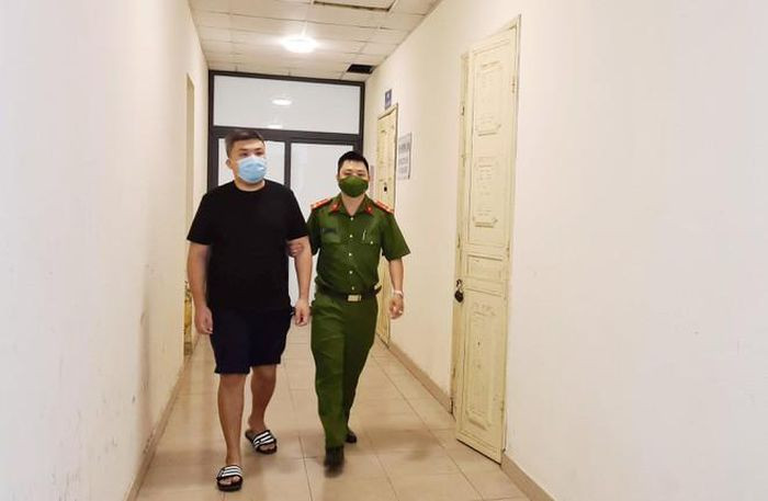 Trong hệ thống của Nguyễn Minh Thành (SN 1989, trú quận Cầu Giấy, Hà Nội) nhóm đối tượng được trả lương thấp nhất là nhóm chạy quảng cáo và nhóm nạp tiền vào thẻ sim để bán cho khách, nhưng cũng lên tới 25 triệu đồng/tháng. Còn những người viết phần mềm cho Thành như Vũ Tiến Duy (SN 1989, trú quận Nam Từ Liêm) và Bùi Nhật Anh (SN 1993, trú quận Hoàn Kiếm) có thể lên tới 300 triệu đồng/tháng. Còn tiền vào tài khoản của "ông trùm" Nguyễn Minh Thành thì không ai thống kê được, kể cả chính "ông trùm".
