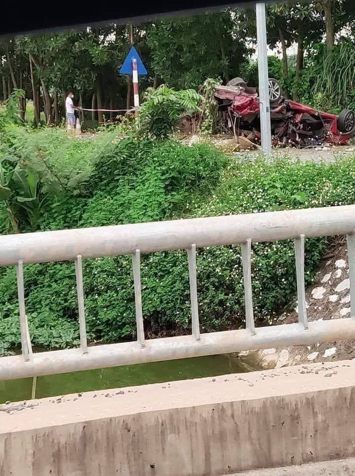 Hiện vụ nguyên nhân vụ xe con bị "vò nát" sau va chạm với xe tải khiến 3 người tử vong đang được cơ quan chức năng điều tra, làm rõ.