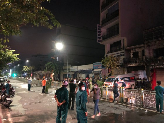 Cháy 2 căn nhà khiến 1 người chết ở TP HCM: Đêm 3/10, đã xảy ra cháy lớn tại cửa hàng thời trang ở địa chỉ 735 Lũy Bán Bích, phường Phú Thọ Hòa, quận Tân Phú rồi lan sang nhà khác. Bước đầu, lực lượng chức năng xác định vụ cháy 2 căn nhà khiến 1 người tử vong là anh Đ.N.K. (SN 1989).