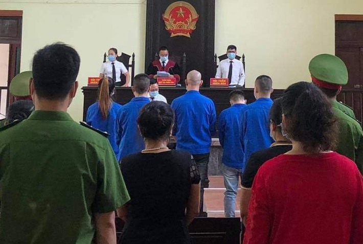 Ngoài Dũng, các bị cáo khác gồm: Lê Xuân Hùng nhận mức án 48 tháng tù, Nguyễn Văn Thanh, Khà Văn Linh và Trần Thị Ngọc Quỳnh cùng bị phạt 30 tháng tù giam về cùng tội danh trên.