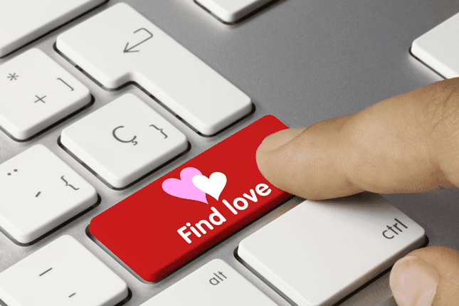 Nam thanh niên bị lừa 1,4 tỷ khi tham gia ứng dụng hẹn hò online: Ngày 1/8/2023, Công an TP Hà Nội thông tin, một nam thanh niên cho biết đã cài đặt ứng dụng “hoanxxx” trên đường dẫn truy cập tại địa chỉ trang web: https://xxxhoi.org để làm quen với các bạn khác giới. Sau khi đăng ký, nam thanh niên được hướng dẫn phải nạp tiền để cấp thẻ thành viên với hứa hẹn sẽ được hoàn trả lại tiền. Tuy nhiên, sau đó, nhân viên quản lý ứng dụng lấy lý do hệ thống bị lỗi nên không hoàn trả lại tiền và tiếp tục hướng dẫn nạp tiền vào để nhận lại tiền đã nạp. Chỉ trong vòng 8 ngày, nạn nhân đã thực hiện 10 lần chuyển tiền và bị chiếm đoạt 1,4 tỷ đồng. (Ảnh minh họa)