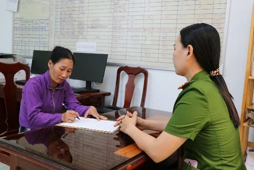 Phạm tội ma túy rồi thay tên họ trốn truy nã gần 20 năm: Ngày 13/8, Phòng Cảnh sát điều tra tội phạm về ma túy, Công an tỉnh Kiên Giang cho biết, đơn vị đang tạm giữ hình sự đối với Lê Thị Kim Tư (SN 1980) ngụ xã Đông Thạnh, huyện An Minh về tội mua bán trái phép chất ma túy theo quyết định truy nã. Qua làm việc, Tư khai nhận trong thời gian trốn thi hành án, Tư đã đến tỉnh Tây Ninh và sử dụng tên là Huỳnh Thị Thúy để làm thuê và trốn truy nã gần 20 năm.