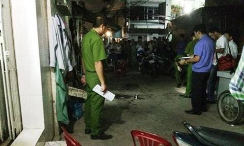 Cụ thể, các vết máu trên đường lộn xộn, ở các hướng khác nhau chứng tỏ khi bỏ chạy, nạn nhân bị truy đuổi theo nhiều hướng. Từ đó, Công an tỉnh Nam Định đưa ra đánh giá phải có ít nhất 3 đối tượng tham gia truy sát nạn nhân. Khám nghiệm tử thi cho thấy, nạn nhân bị đâm, chém nhiều nhát, các vết thương có hình thái khác nhau, của nhiều loại hung khí sắc nhọn. Trong đó, các vết thương phần bụng, cổ gây mất máu cấp, dẫn đến tử vong. (Ảnh minh họa, nguồn internet)