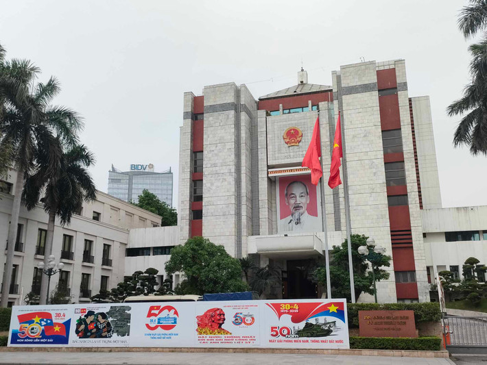 Hàng loạt tấm áp phích với khẩu hiệu chào mừng đại lễ 30/4 ngoài mặt tiền trụ sở Hội đồng Nhân dân và UBND TP. Hà Nội.