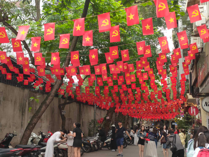 Các tuyến phố, ngõ ngách như 150 Yên Phụ, phố Ấu Triệu, Hỏa Lò, Nguyễn Quang Bích... những ngày này rực rỡ sắc đỏ vàng của cờ hoa, tạo nên khung cảnh hào hùng đặc trưng của Thủ đô trong những ngày hướng về lịch sử.