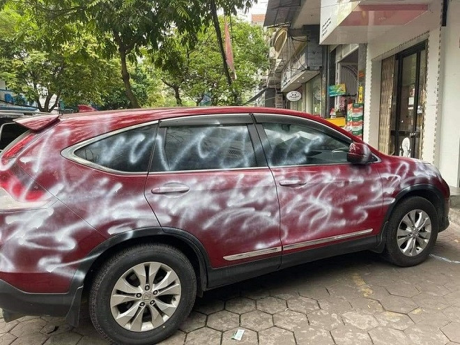 Đỗ chắn cửa hàng, chủ xe nhận kết đắng: Ngày 5/4, Công an Hải Phòng đang điều tra làm rõ vụ xe ô tô Honda CR-V màu đỏ bị phun sơn vì đỗ trên vỉa hè, trước một cửa hàng trên đường Lương Khánh Thiện, thuộc phường Cầu Đất. Ngoài bị phun sơn trắng khắp thân xe, phần kính lái của xe Honda CR-V còn có tờ giấy ghi nội dung "làm ơn đỗ xe có ý thức".